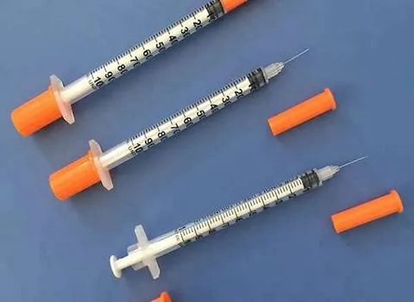 سرنگ انسولین بدون سوزن با بدنه شفاف و درجه بندی دقیق